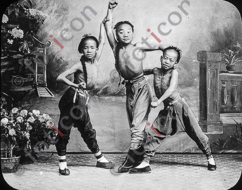 Knaben beim Spiele als Akrobaten ; Boys at the game as acrobats (simon-173a-066-sw.jpg)